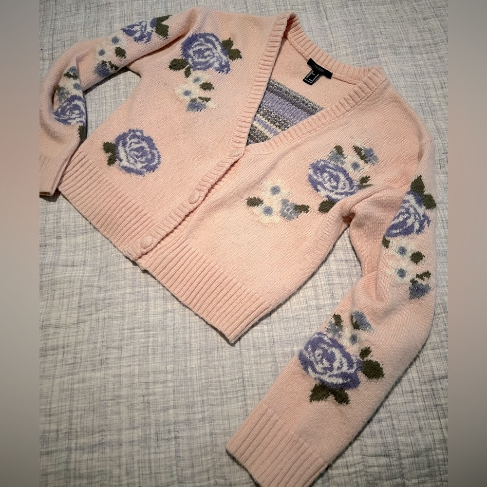 Forever 21 SWEATER M MEDIUM pink w/ lilac floral sweater buttons soft feminine
